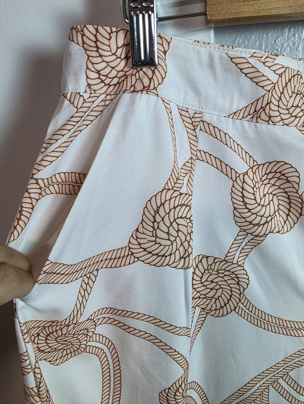 ​Chic White Wide-Leg Pants with Brown Rope/Knot Print – Size
